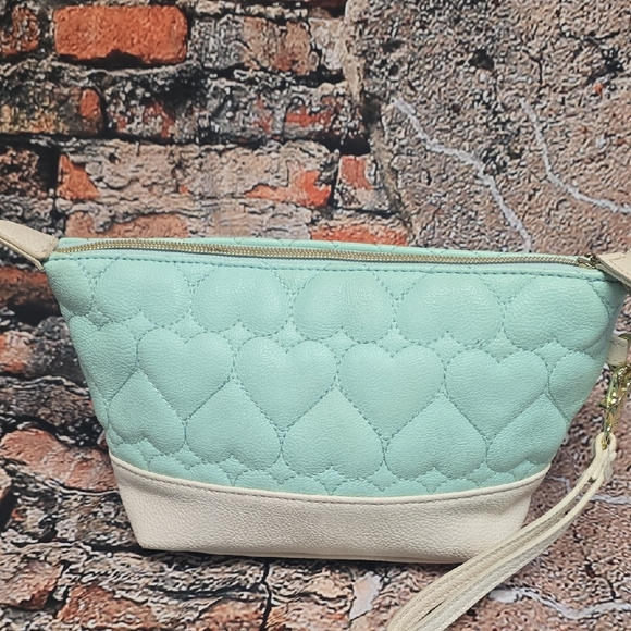 Betsey Johnson New York, N.Y. Mint  And Cream Quilted Cosmetic Bag - Picture 4 of 12